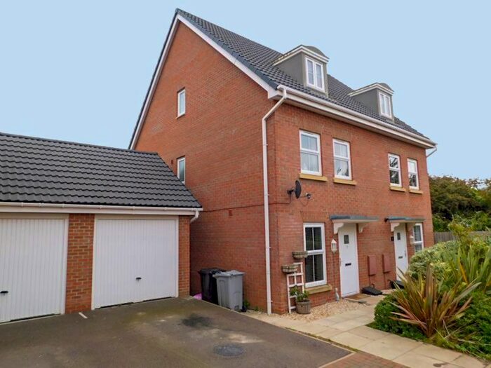 4 Bedroom Semi-Detached House To Rent In Lamplight Square, Grantham NG31