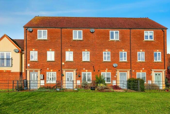 4 Bedroom Property To Rent In Hedgerow Walk, Andover, SP11