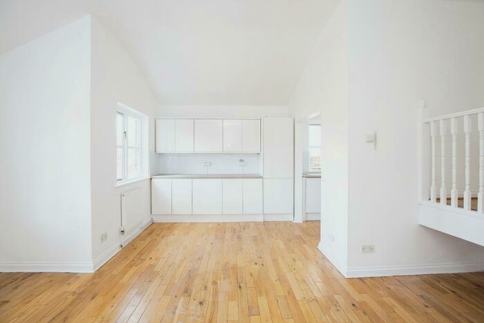 3 Bedroom Flat To Rent In Grange Park Road, Leyton, E10