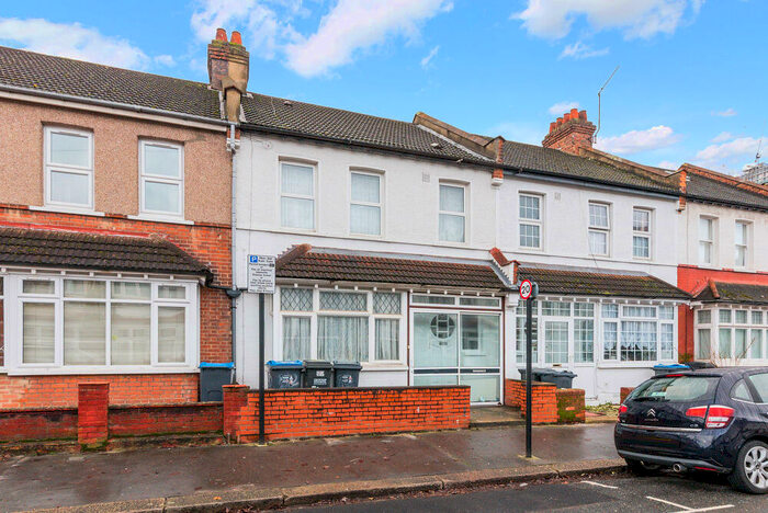 3 Bedroom Terraced House To Rent In Cedar Road, : Bed Rec Bath, CR0