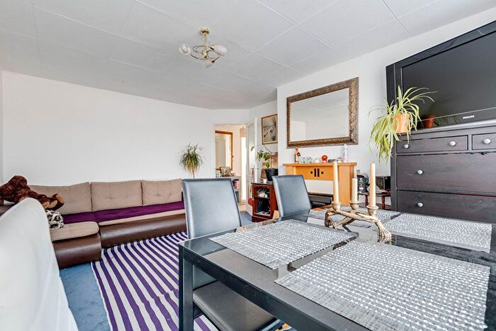 2 Bedroom Maisonette For Sale In Flat, Pearson Court, Central Road, Morden, SM4