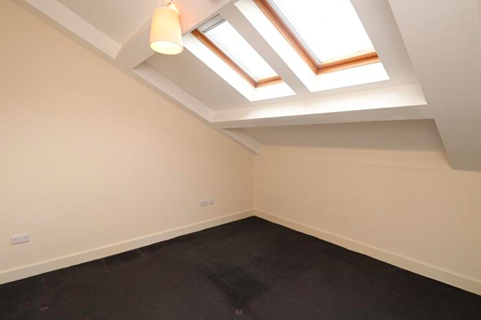 1 Bedroom Flat To Rent In Winker Green Lodge, Eyres Mill Side, Leeds, West Yorkshire, LS12