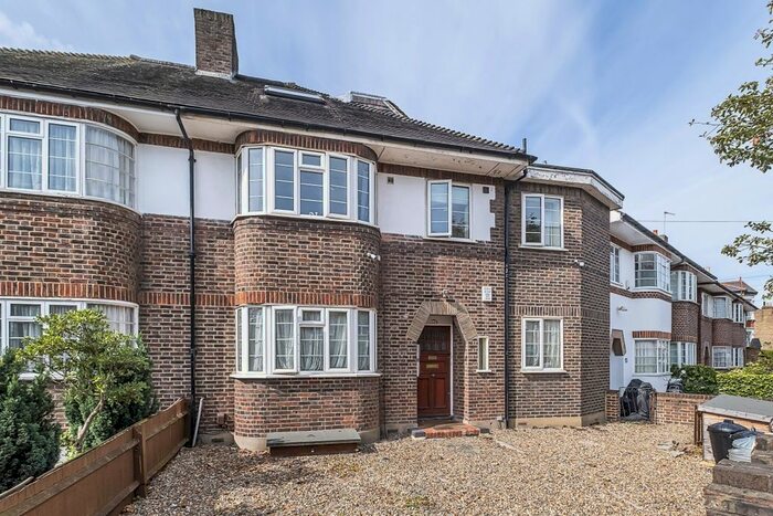 3 Bedroom Flat To Rent In Balham Park Road, London, SW12