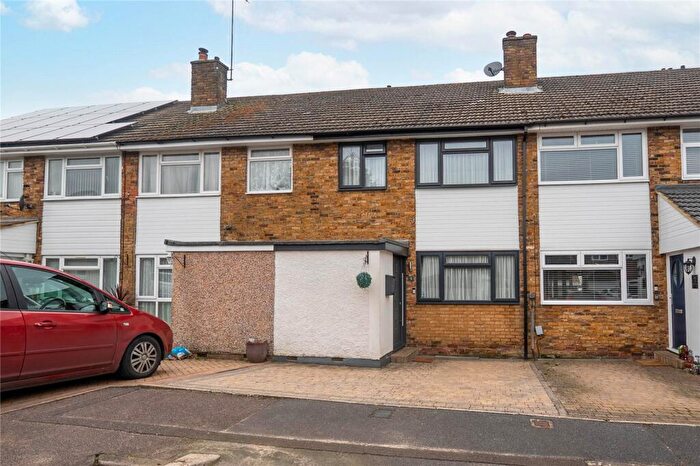 3 Bedroom Terraced House For Sale In Grovebury Close, Dunstable, Bedfordshire, LU6