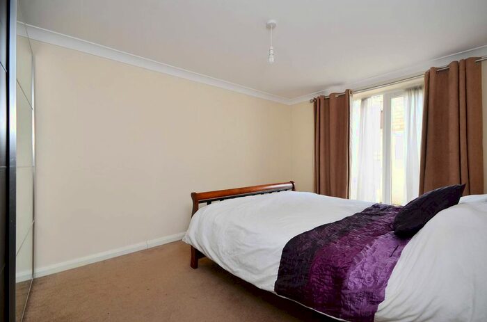 2 Bedroom Flat To Rent In Barry Road, East Dulwich, SE22