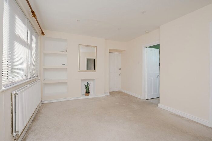 2 Bedroom Flat To Rent In Sandycombe Road, Kew, TW9