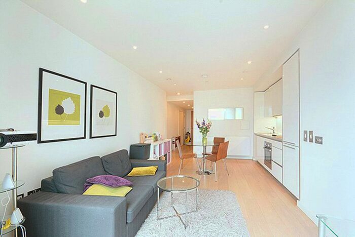 2 Bedroom Flat To Rent In Walworth Road, Elephant And Castle, London, SE1