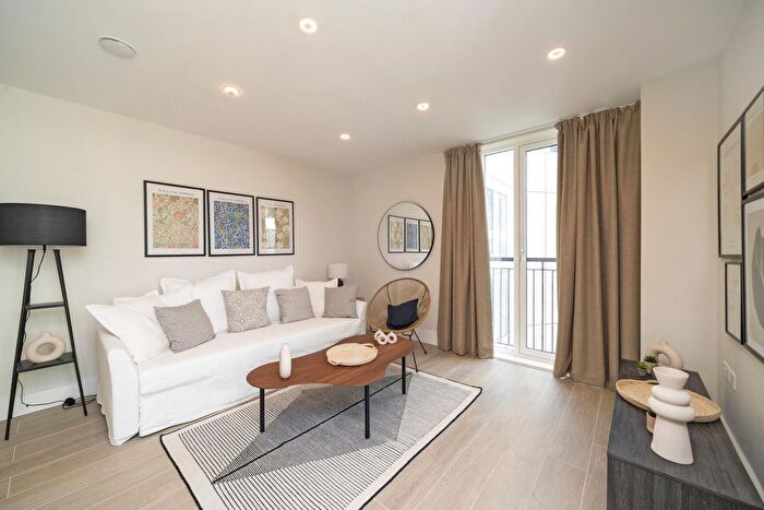 1 Bedroom Flat To Rent In Wyvil Road, Nine Elms, London, SW8