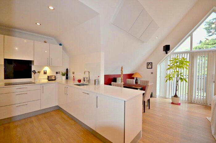 2 Bedroom Flat To Rent In Windsor Lane, Burnham, SL1