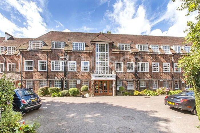 3 Bedroom Flat To Rent In Corringham Court, Corringham Road, London, NW11
