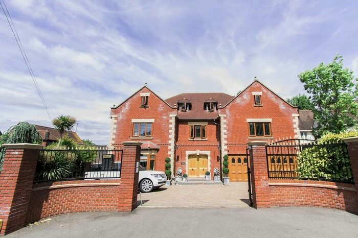 7 Bedroom Detached House To Rent In Spareleaze Hill, Loughton, IG10