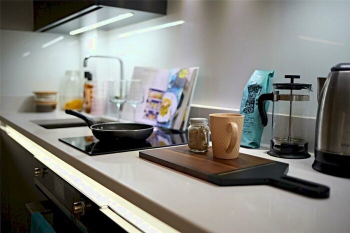 Apartment To Rent In Apt, Cross Street #, M2