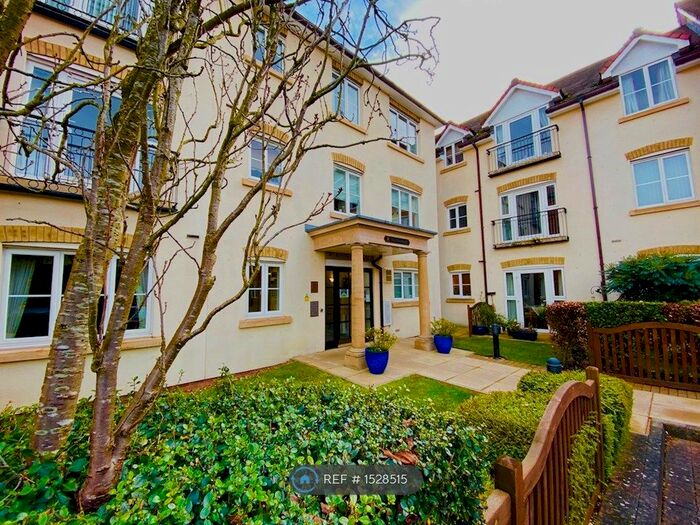 1 Bedroom Flat To Rent In Pegasus Court, Egham, TW20
