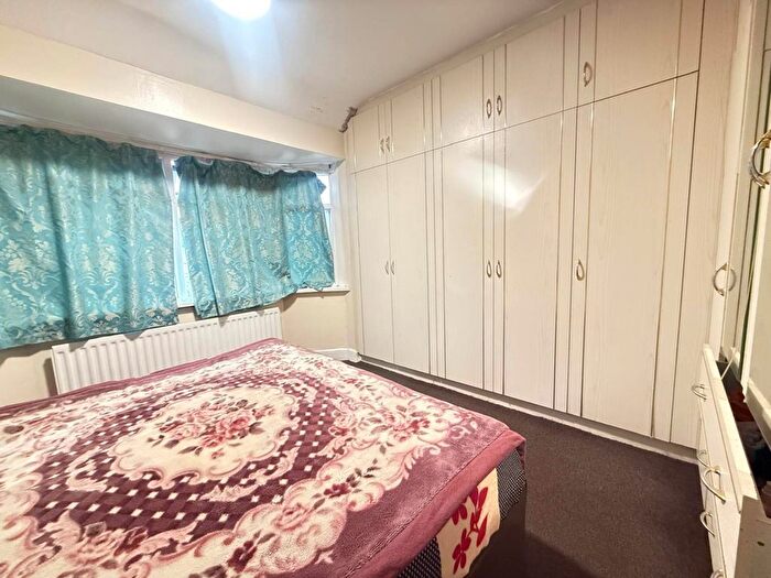 3 Bedroom Semi-detached House For Sale In Dorchester Waye, Hayes, UB4