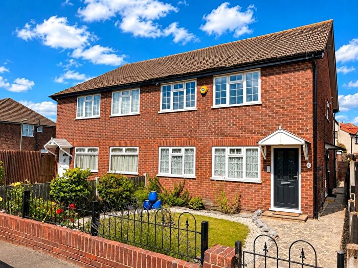 2 Bedroom Maisonette For Sale In Stanwell Road, Ashford, Middlesex, TW15