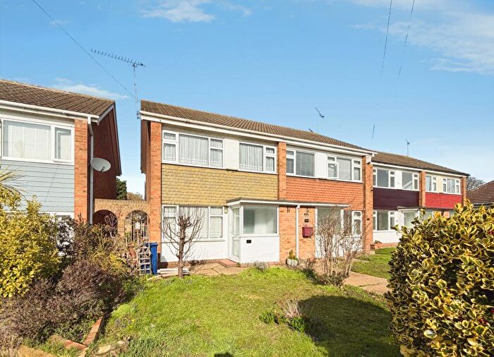 3 Bedroom Semi Detached House For Sale In Waverley Gardens, Grays, RM16