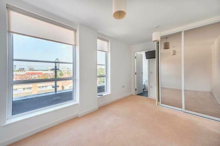 3 Bedroom Flat To Rent In High Street, Brentford, TW8