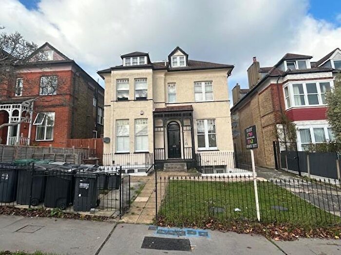 Flat To Rent In Howden Road, South Norwood, SE25