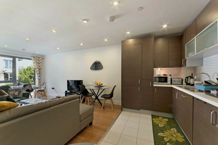 2 Bedroom Flat To Rent In Christian Street, London, E1