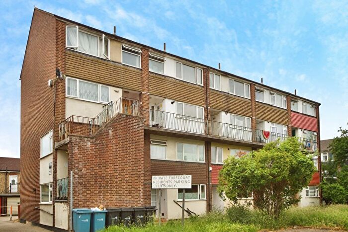 2 Bedroom Maisonette For Sale In Lopen Road, London, N18