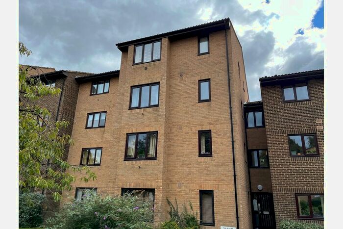 Studio To Rent In The Rowans, Woking, GU22
