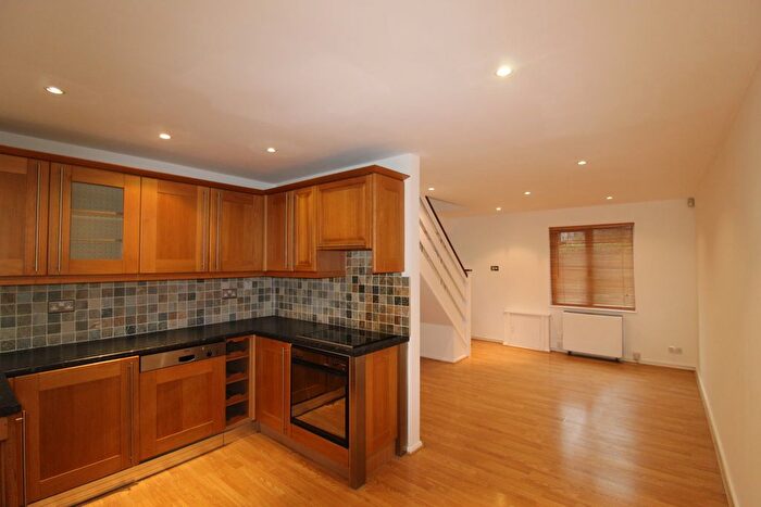 2 Bedroom Semi Detached House To Rent In St James Road, London, SE1