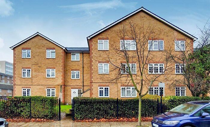 1 Bedroom Flat For Sale In Gables Close, London, SE5