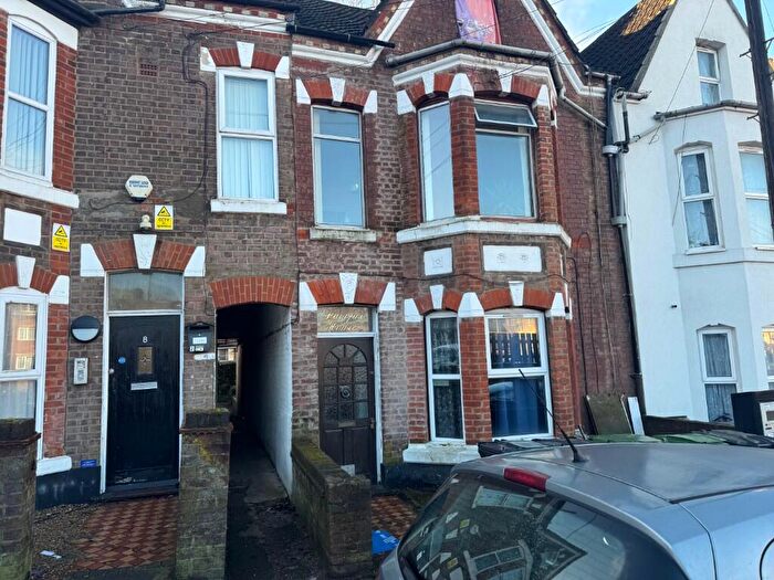 2 Bedroom Flat To Rent In Cardiff Grove, Luton, Bedfordshire, LU1