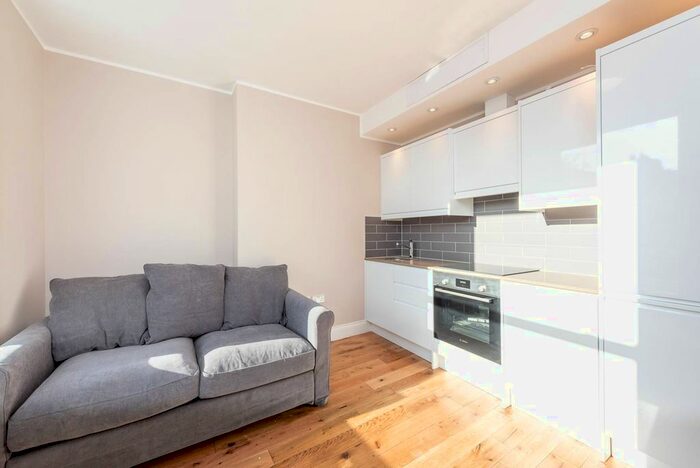 1 Bedroom Flat To Rent In Longridge Road, Earls Court, London, SW5