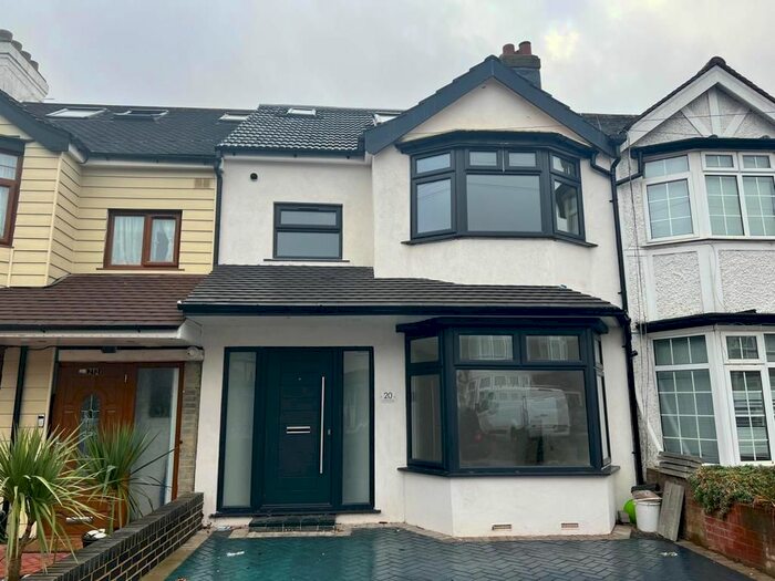 5 Bedroom Detached House To Rent In Shortland Close, Edmonton, N18