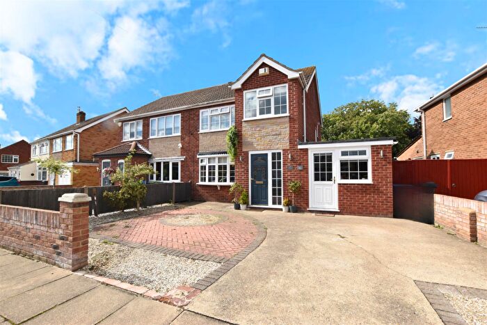 3 Bedroom Semi-Detached House For Sale In Grainsby Avenue, Cleethorpes, DN35