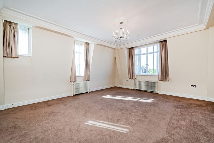 3 Bedroom Flat To Rent In Oakwood Court, London, W14