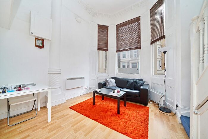 1 Bedroom Flat For Sale In Penywern Road, London, SW5