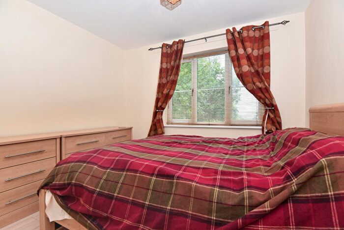 2 Bedroom Flat To Rent In High Wycombe, Buckinghamshire, HP13