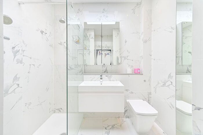 Studio For Sale In Lancaster Road, Notting Hill, London, W11
