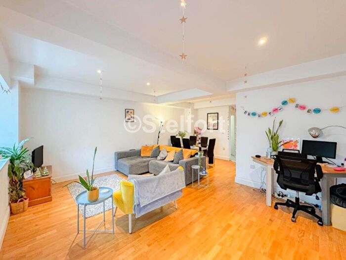 3 Bedroom Flat To Rent In Holloway Road, London, N7