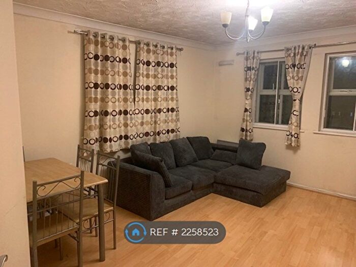2 Bedroom Flat To Rent In Hurworth Avenue, Slough, SL3