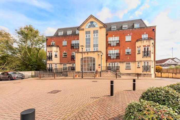2 Bedroom Flat To Rent In Post Office Lane, Beaconsfield, HP9