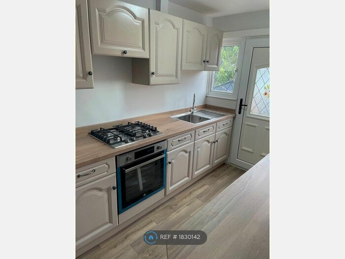 3 Bedroom Semi-Detached House To Rent In Bolus Lane, Wakefield, WF1