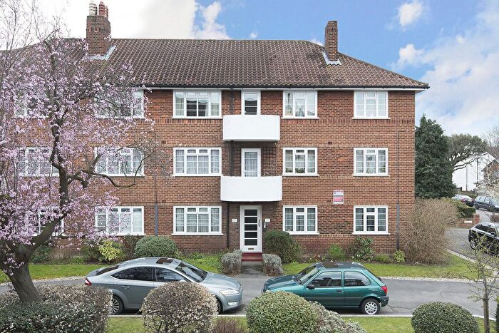 2 Bedroom Flat To Rent In Richmond Road, London, SW20