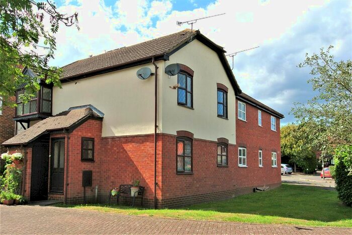 2 Bedroom Flat For Sale In Crawshaw Road, Ottershaw, Chertsey, KT16
