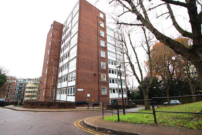 3 Bedroom Flat To Rent In College Road, London, SE19