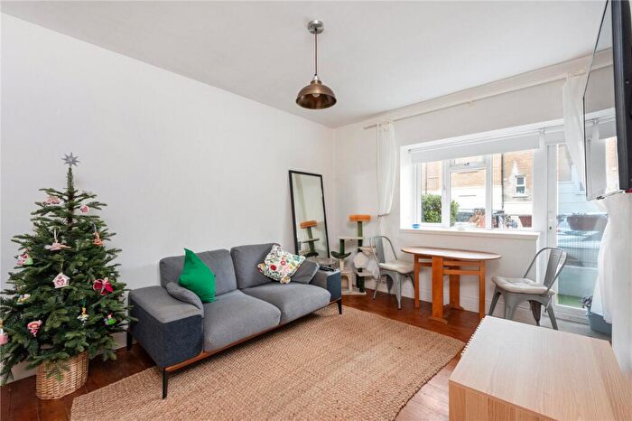2 Bedroom Apartment For Sale In Bevenden Street, London, N1