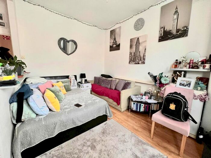 1 Bedroom Flat To Rent In Eastwood Road, Ilford, Essex, IG3