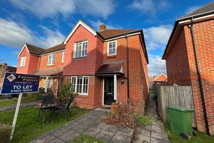 2 Bedroom Property To Rent In Old Common Way, Uckfield, TN22