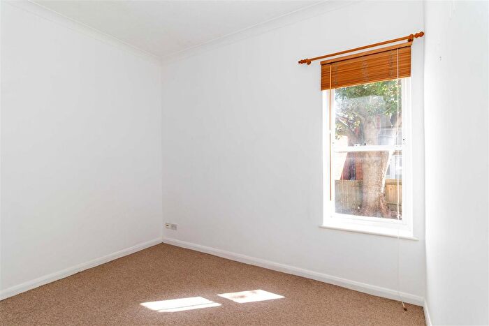 1 Bedroom Flat For Sale In Farncombe Road, Worthing, BN11