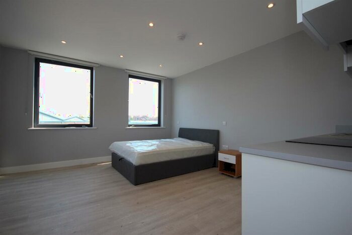 Flat To Rent In Neasden Lane, Neasden, NW10