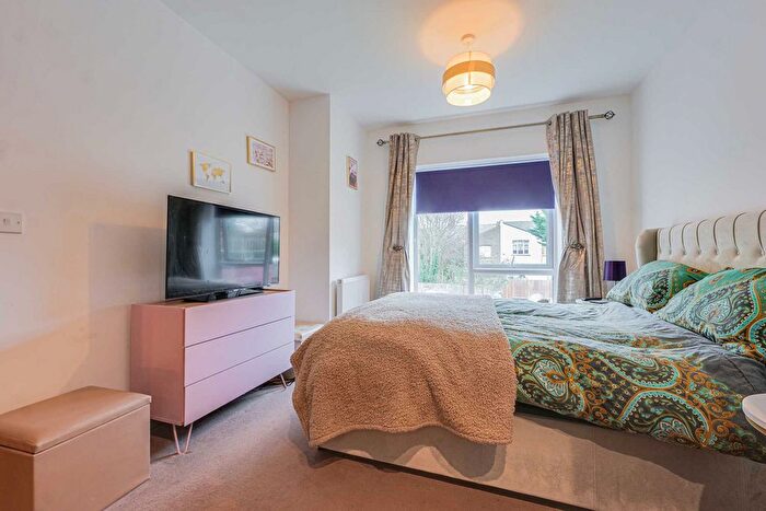 1 Bedroom Flat For Sale In Fairfax Drive, Westcliff-On-Sea, SS0