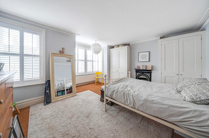 6 Bedroom Terraced House For Sale In Salisbury Road, Barnet, EN5