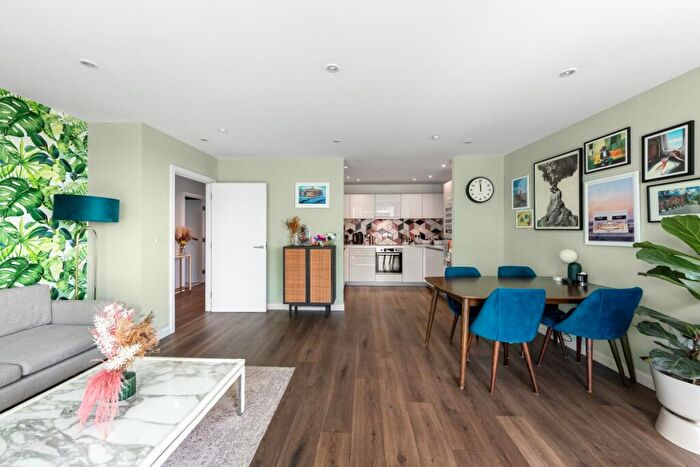 3 Bedroom Apartment For Sale In Residence Tower, Woodberry Grove, N4